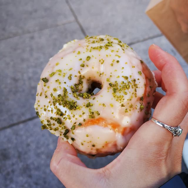 菜肴“Vegan vanilla glaze and pistachio donut”的照片