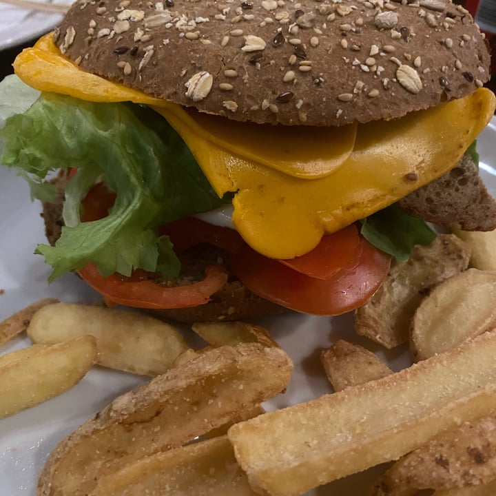 photo of The Millenium Autentico Irish Pub Original Guinness Deluxe burger beyond shared by @valeborrons on  23 Apr 2022 - review