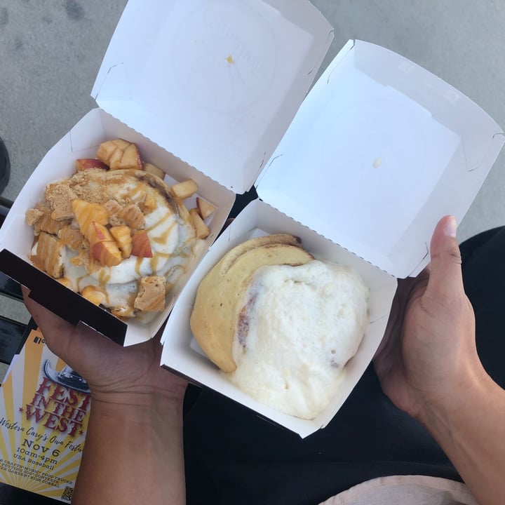 review photo of Cinnaholic Cinnamon Roll & Chai Roll shared by @p2tka on 13 Oct 2021 - review