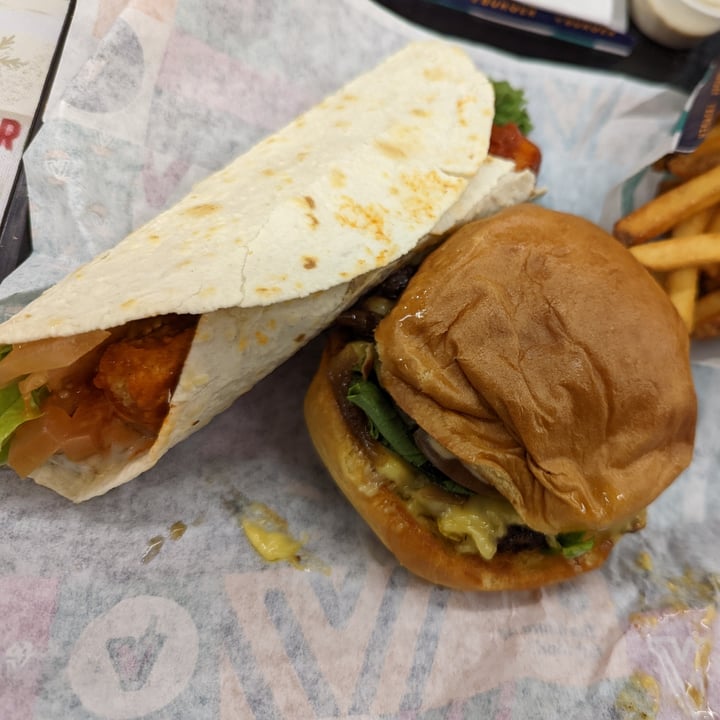 photo of V Burger Buffalo Chick’n Wrap shared by @matteh on  01 Dec 2022 - review