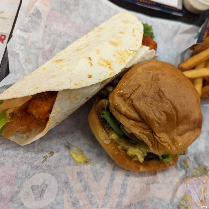 review photo of V Burger Buffalo Chick’n Wrap shared by @matteh on 01 Dec 2022 - review