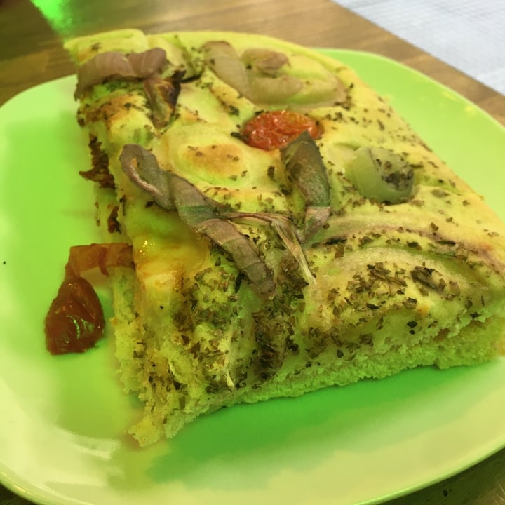 photo of Liberación Cocina Vegana Focaccia Con Salame Y Queso shared by @veganodelghetto on  29 Nov 2021 - review