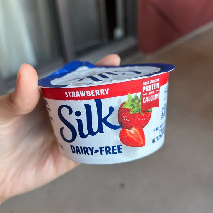 photo of Silk Almond milk yogurt Plain shared by @mariaeugsanchez on  15 Sep 2022 - review