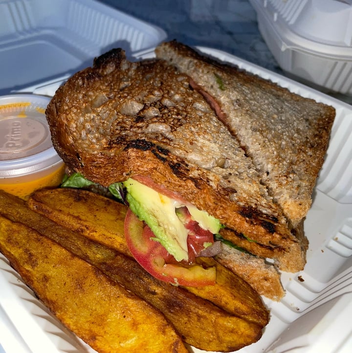 photo of La Raíz De La Tierra Club Sandwich shared by @anaisalazarayala on  26 Nov 2022 - review