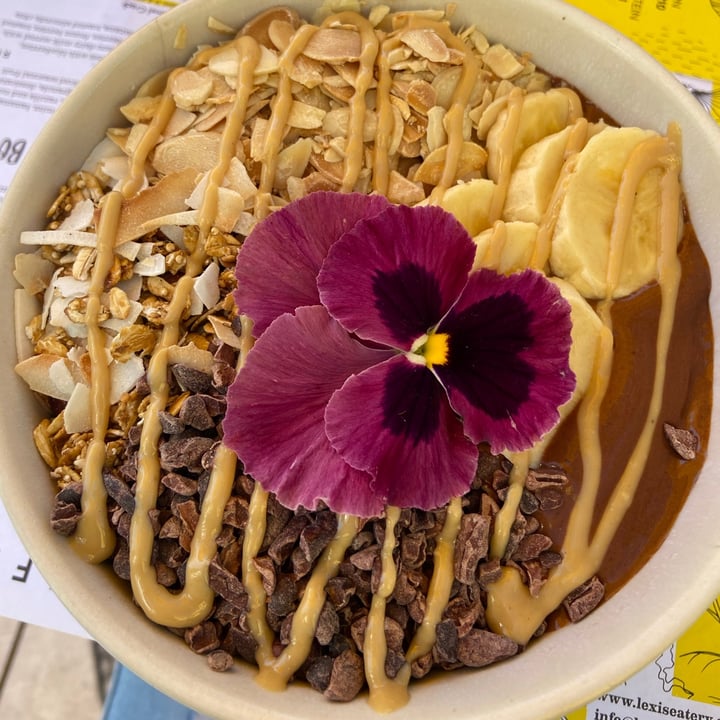 photo of Lexi's Healthy Eatery Snickers Smoothie Bowl shared by @plantbasedstorm on  12 Sep 2020 - review