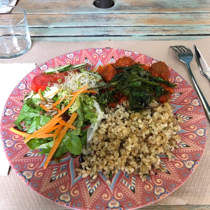 photo of Temple Natura Cafè Albóndigas Veganas Con Arroz Y Ensalada shared by @nadiagq on  16 Sep 2021 - review