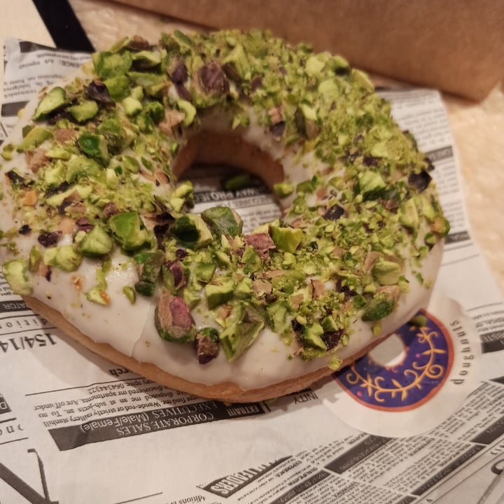 photo of VegAmazing Doughnuts Donut De Pistacho, Almendra Caramelizada Y Chocolate Blanco shared by @subflava on  22 Feb 2022 - review