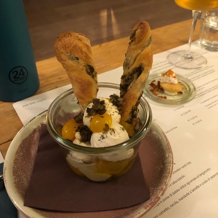 review photo of Romeow Cat Bistrot Ricotta di mandorle ai sapori mediterranei, pomodorini confit, capperi fritti con frustina di pane alle olive shared by @mia211 on 01 Aug 2022 - review