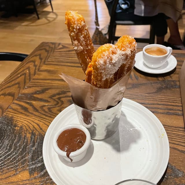 Foto del plato “Churros with chocolate sauce”