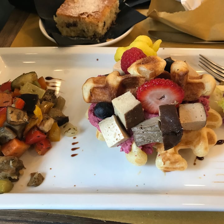 photo of Crazy Cat Café Waffle con hummus di ceci e barbabietola, servito con una dadolata di tofu affumicato shared by @caravalentina on  20 Dec 2021 - review