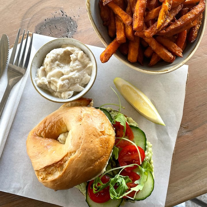 review photo of Nourish'd Observatory Smooshy Avo & Cream Cheese Bagel shared by @hungryheli on 05 Jun 2022 - review