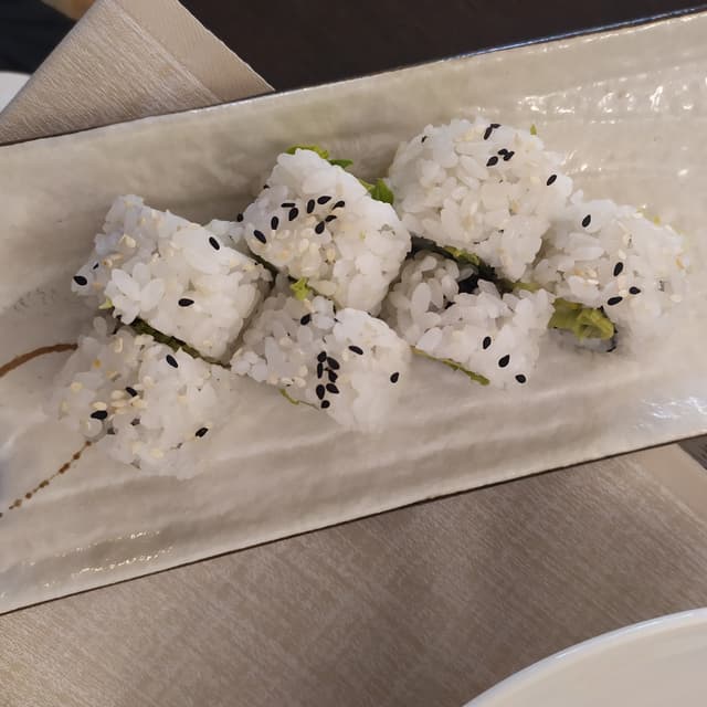 Foto do prato “uramaki vegani”