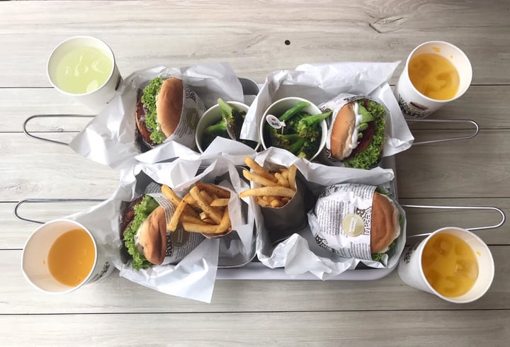 review photo of VeganBurg Singapore Avocado Beetroot Burger shared by @powzha on 08 Aug 2019 - review