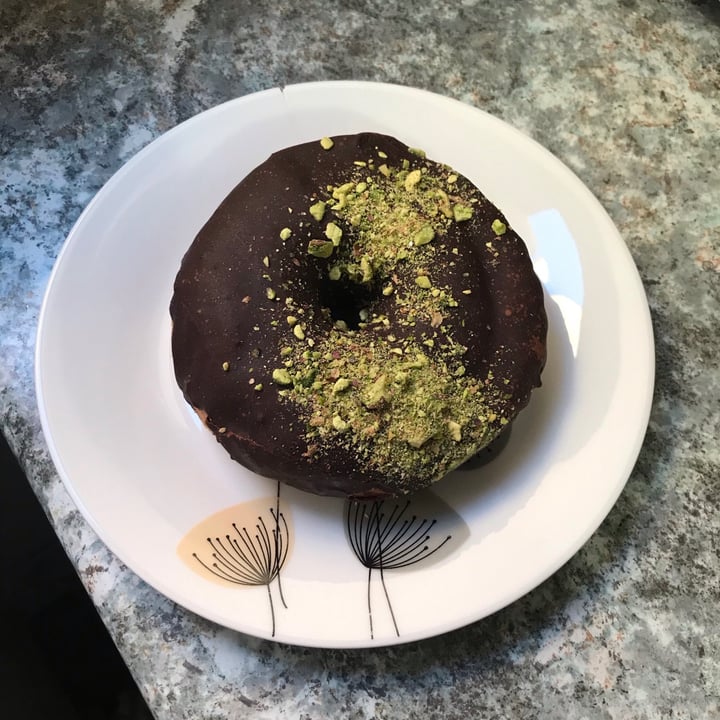 photo of Delish Vegan Doughnuts Chocolate y Pistacho shared by @daytruji on  20 Oct 2020 - review