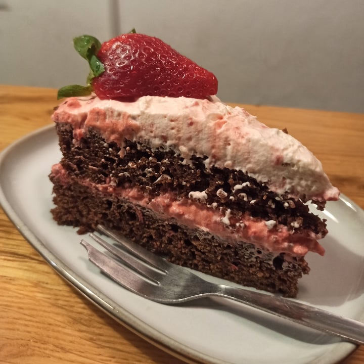 photo of NO BONES Vegan Food Chocolate & Strawberry Cake shared by @luciafdezrios on  20 Mar 2022 - review
