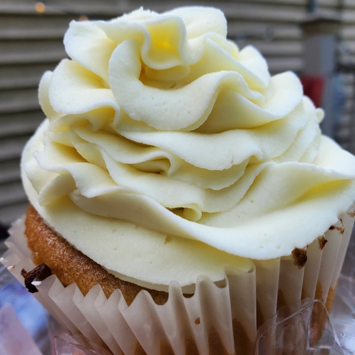 photo of Right Path Organic Cafe Vanilla cupcake shared by @sarbear420 on  01 Aug 2021 - review