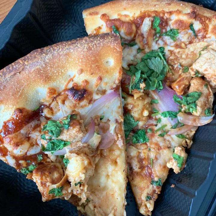 photo of Yard House Gardein BBQ “Chicken” Pizza W/ Vegan Mozzarella shared by @morpho777 on  30 Jan 2020 - review