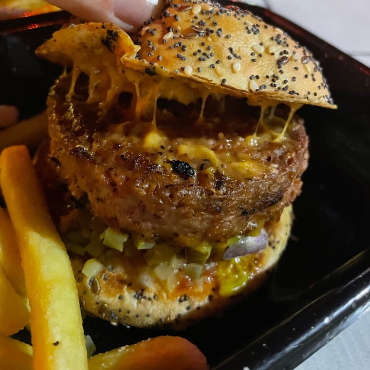 photo of Williamsburg Burger Bar Beyond Cheese shared by @mariaeugsanchez on  06 Oct 2021 - review