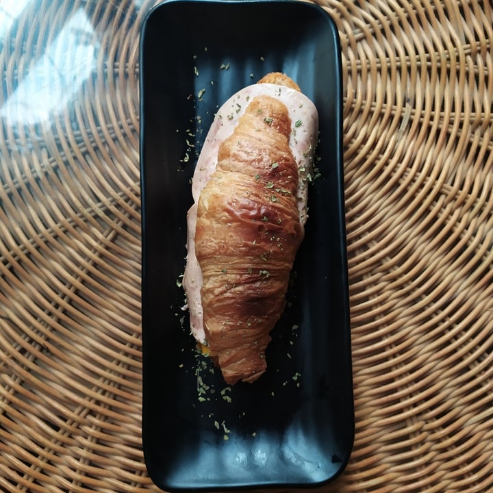 photo of Jardin Urbano Croissant Jamón Y Queso Cheddar shared by @rominaguch on  20 Mar 2022 - review