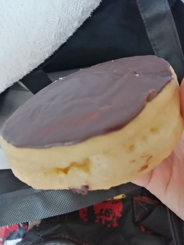 菜肴“Boston cream doughnut”的照片