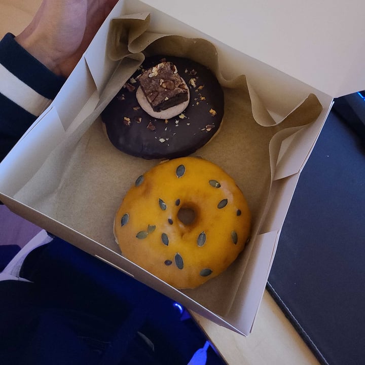 review photo of VegAmazing Doughnuts Chocolate y brownie shared by @felipealemanco on 03 Nov 2021 - review