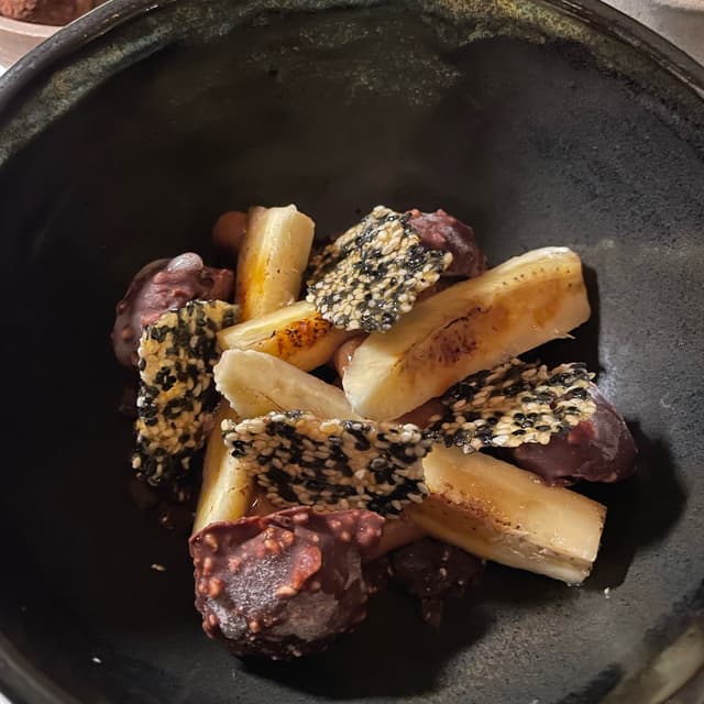 Photo of the dish “Postre con banana caramelizada, helado de banana y tierra de cacao y sesamo”