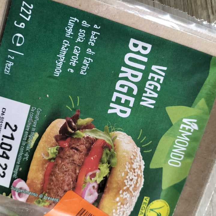 photo of Vemondo Vegan Burger a base di farina di soia, carote e funghi champignon shared by @sara92 on  22 Apr 2022 - review