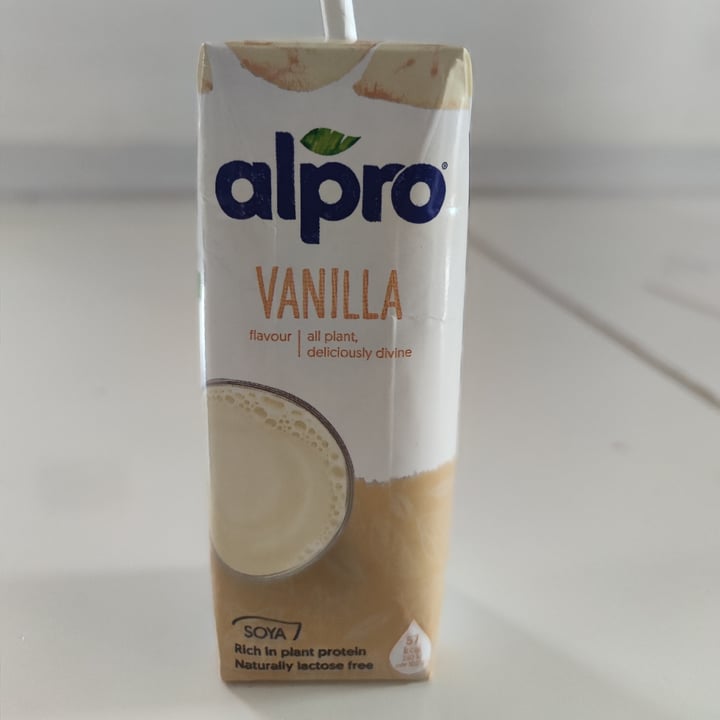 photo of Alpro Soy Vanilla Milk | Leche de soja con vainilla shared by @kokoro on  29 May 2022 - review