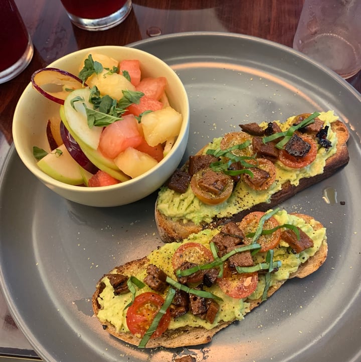photo of Moonrise Comida Vegana Toast de aguacate shared by @andreaxolotl on  16 Nov 2021 - review