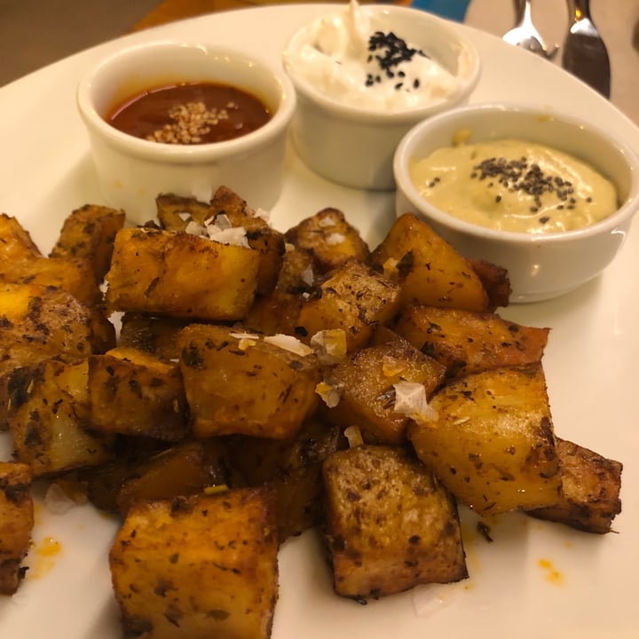 photo of Restaurante Vegetariano Fang i Aram Patatas al horno con tres salsas shared by @laveganorte on  27 Aug 2020 - review