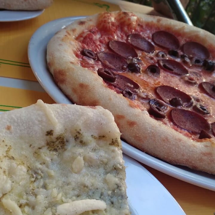 review photo of New Freedom Cakes Café Pizza pepperoni picante shared by @circle on 22 Oct 2022 - review