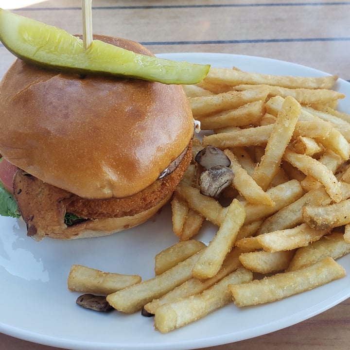 photo of Angelina's Dutch Corner Vegan Burger shared by @daniella7 on  15 Jul 2022 - review