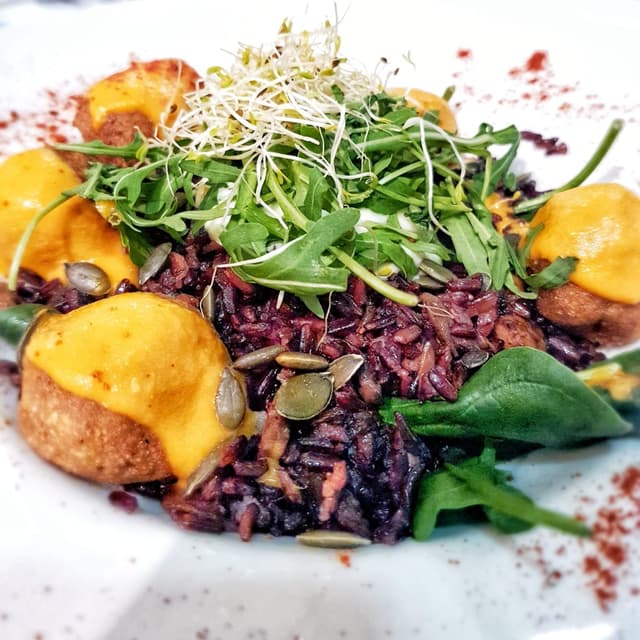 「Albóndigas de Jack fruit, arroz negro y semillas de calabaza」の料理の写真