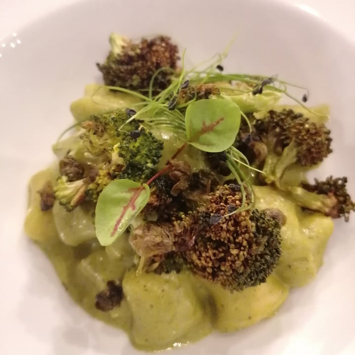 photo of Osteria della Balera Gnocchi di patate, crema di pistacchio e spinacino, capperi fritti e broccoli arrostiti shared by @micheladallavalle on  03 Nov 2022 - review