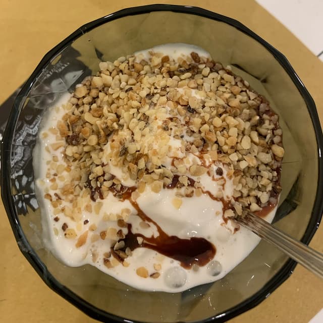 菜肴“Gelato di riso con cioccolato e granella di nocciole”的照片
