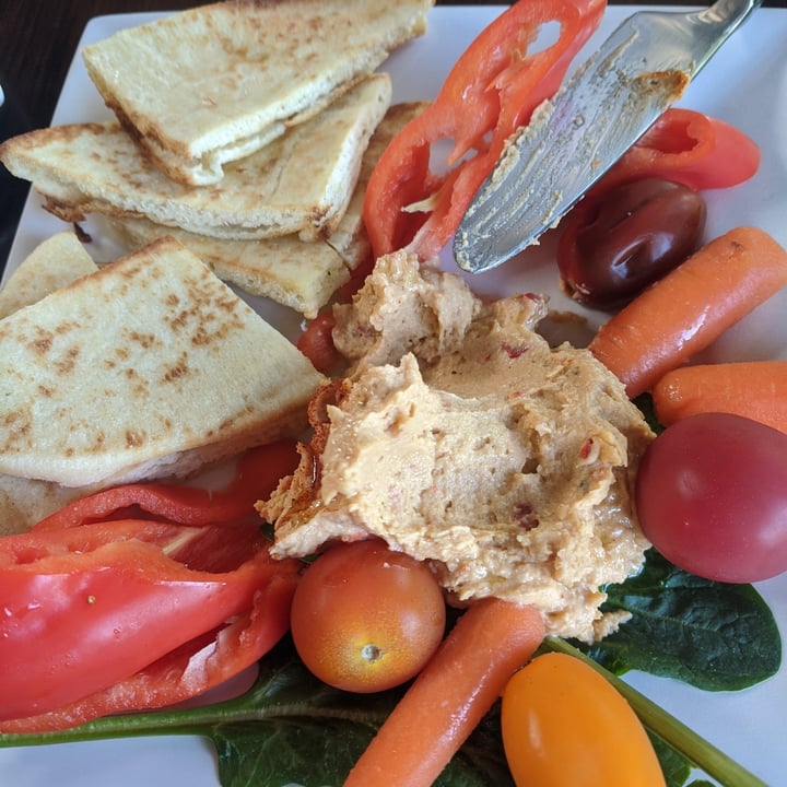 photo of Savvy Cellar Wine Bar & Wine Shop hummus with veggies and naan shared by @regimack on  01 May 2022 - review