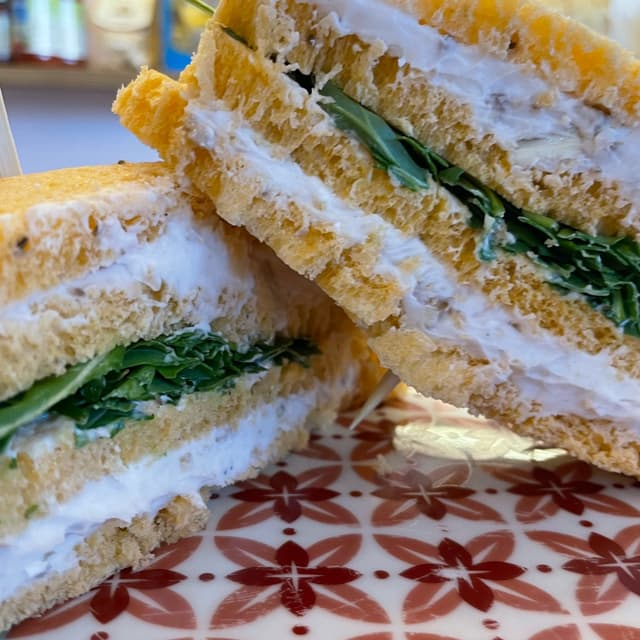 Photo of the dish “Sándwich Queso Y Nueces En Pan De Tomate”