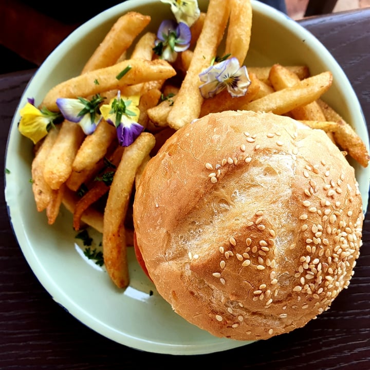 photo of Asher's Corner Cafe @ Ashers Farm Sanctuary Beyond Burger shared by @samkalikim2021 on  03 Oct 2021 - review