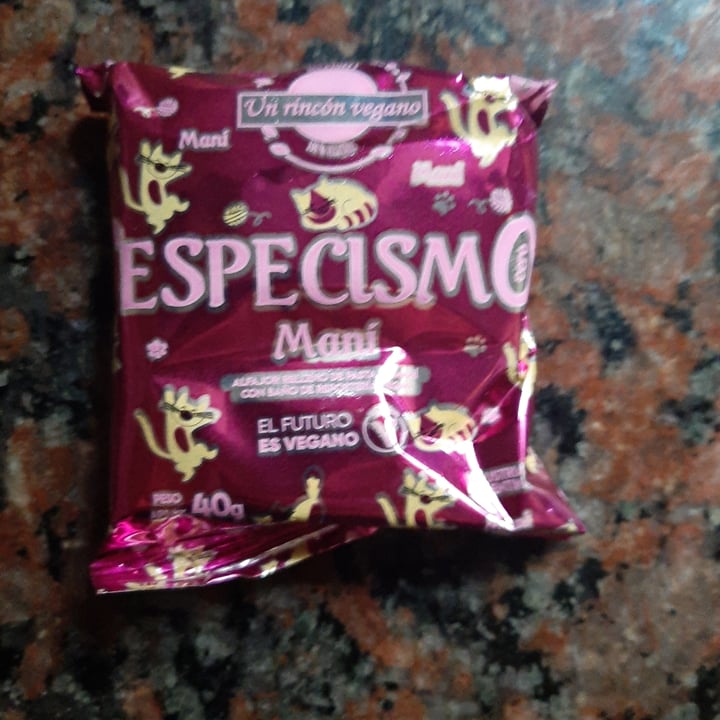 review photo of Un Rincón Vegano Especismo Alfajor Relleno de Pasta de Maní con Baño de Repostería Negro shared by @vegancyl on 22 May 2021 - review