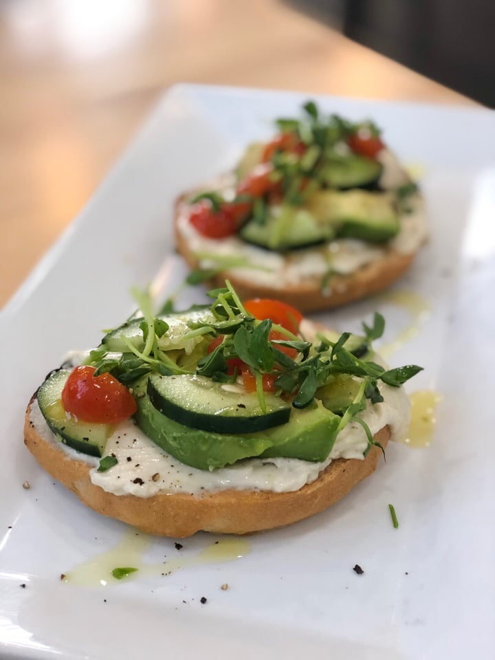 photo of Meraki Juice Kitchen Avocado Bagel, Vegan Nachos & Beyond Burger shared by @dailyveganliving on  09 Apr 2019 - review