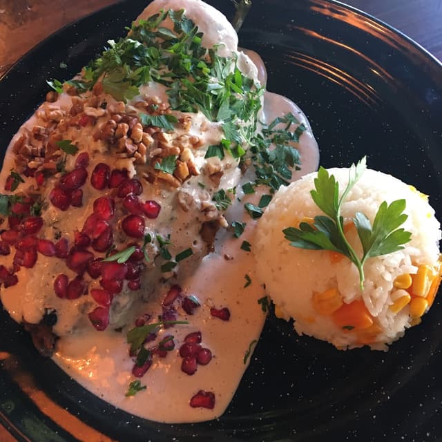 菜肴“Chile En Nogada”的照片