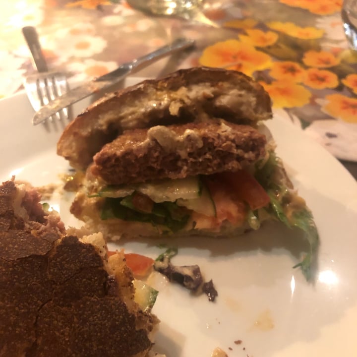 photo of Vegan Vacation Jack Daniels vegan burger shared by @flaviazoe on  15 Mar 2022 - review