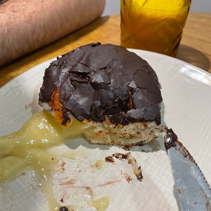photo of Delish Vegan Doughnuts Boston Cream shared by @noeliaperez on  13 Sep 2022 - review