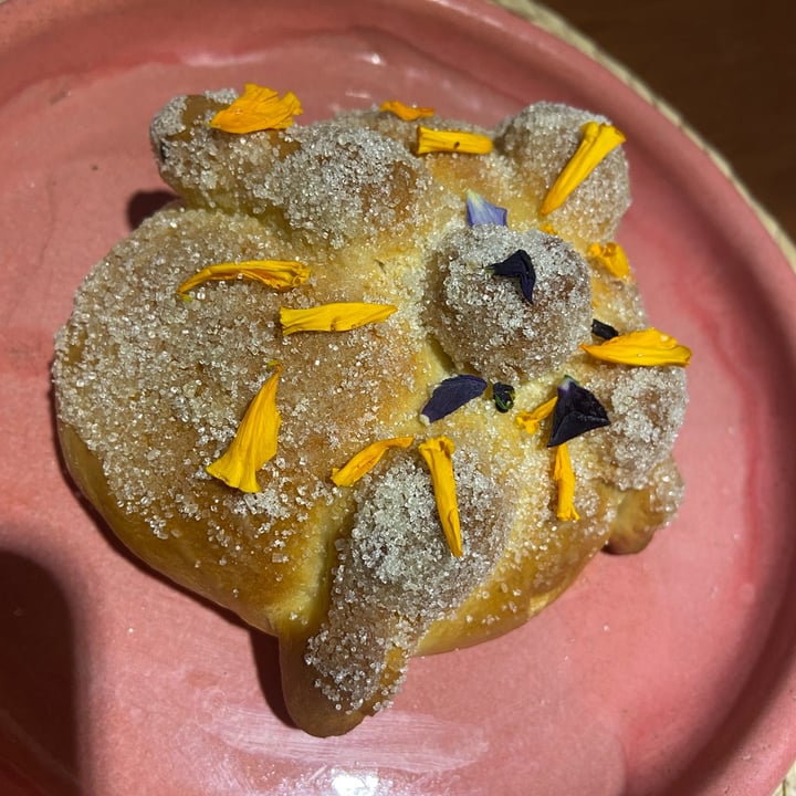 review photo of Na Tlali Pan de muerto relleno de crema de calabaza shared by @ilse on 25 Oct 2022 - review