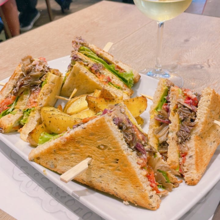 photo of Naturalmente a Milano Rigoni di Asiago Club Sandwich Vegano shared by @cinziagilmore on  04 Oct 2022 - review
