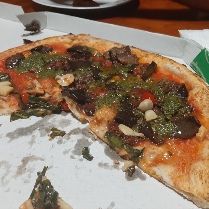 photo of Pizzeria Vesuvio Pizza Vegana de Pesto e Beringela shared by @veganactivism on  22 Jun 2021 - review