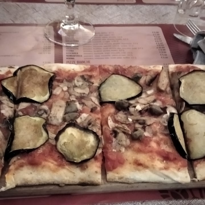 photo of La Cruda Pizza shared by @veggylove on  26 Apr 2022 - review