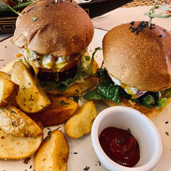 photo of Pura Vida veggie and vegan Mini hamburguesas shared by @linis on  02 Aug 2021 - review