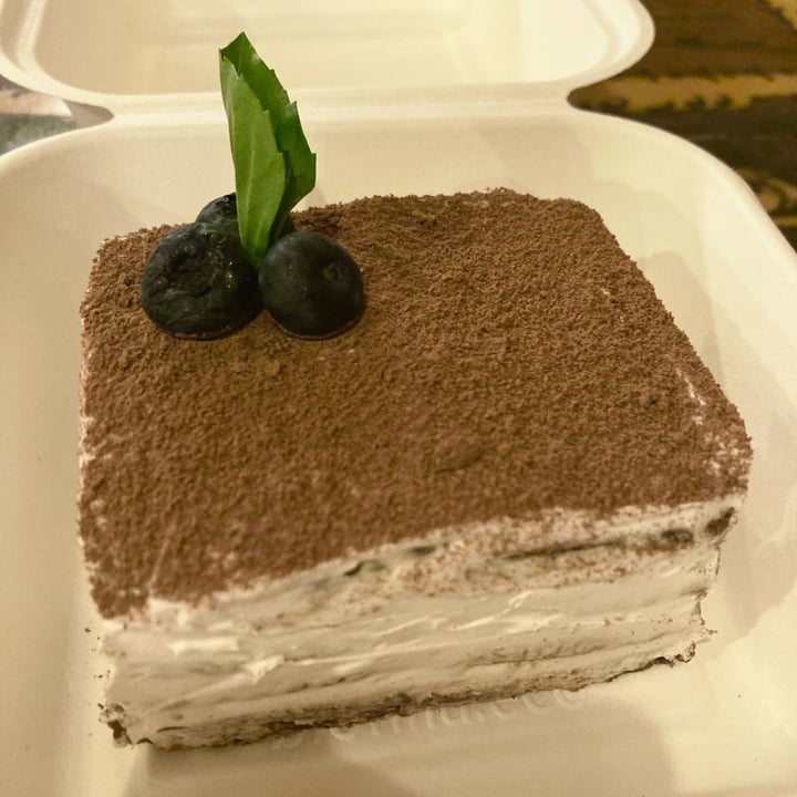 review photo of u.to.pi.a Tiramisú shared by @veganskater on 27 Apr 2022 - review