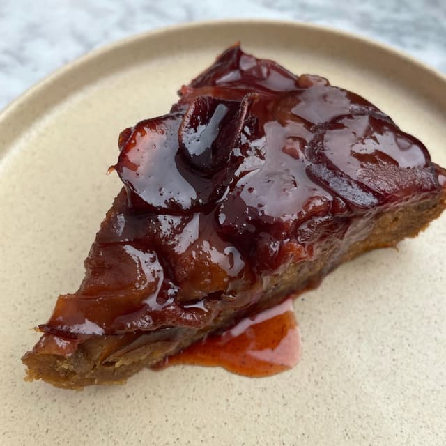 Foto del piatto “Blue Plum And Olive Oil Cake”